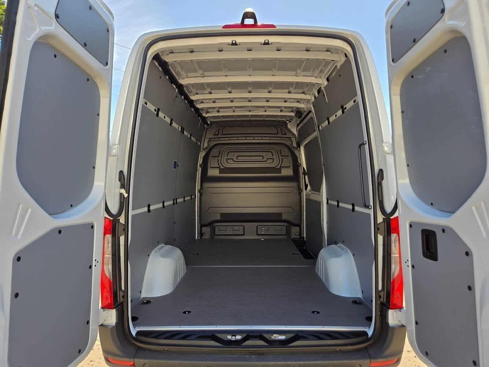 2026 Mercedes-Benz Sprinter 2500 Standard Roof I4 Diesel 144 RWD