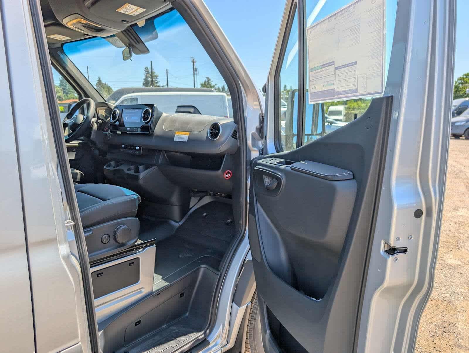 2025 Mercedes-Benz Sprinter Passenger Van 2500 Standard Roof I4 Diesel HO 144 RWD